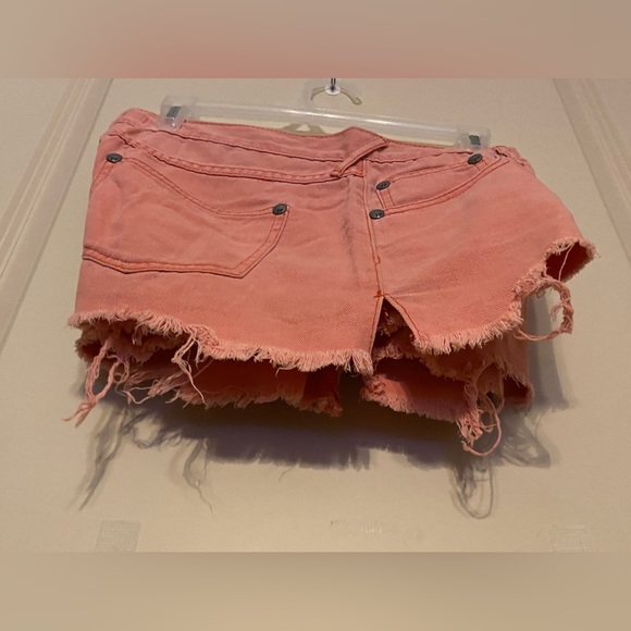 Free People Sz-28”Waist Distressed Peach Jean Shorts w/Unfinished Hem, Well Worn - Picture 10 of 16